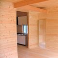 ウッドデッキ付き平屋のリビング｜伊豆市の注文住宅,ログハウスのような低価格住宅を建てるならエイ・ワン