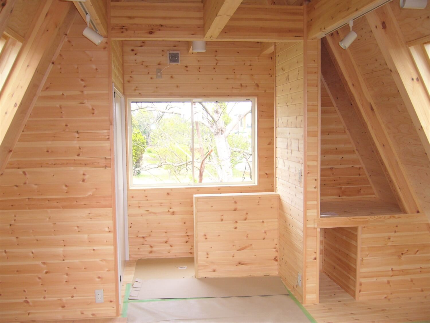 三角形のユニークな二階建ての内装｜成田市の注文住宅,ログハウスのような低価格住宅を建てるならエイ・ワン