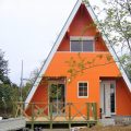 三角形のユニークな二階建ての外観正面｜成田市の注文住宅,ログハウスのような低価格住宅を建てるならエイ・ワン