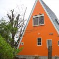 三角形のユニークな二階建ての外観｜成田市の注文住宅,ログハウスのような低価格住宅を建てるならエイ・ワン