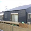 片流れ屋根のブラック二階建てのウッドデッキ｜ひたちなか市の注文住宅,ログハウスのような低価格住宅を建てるならエイ・ワン