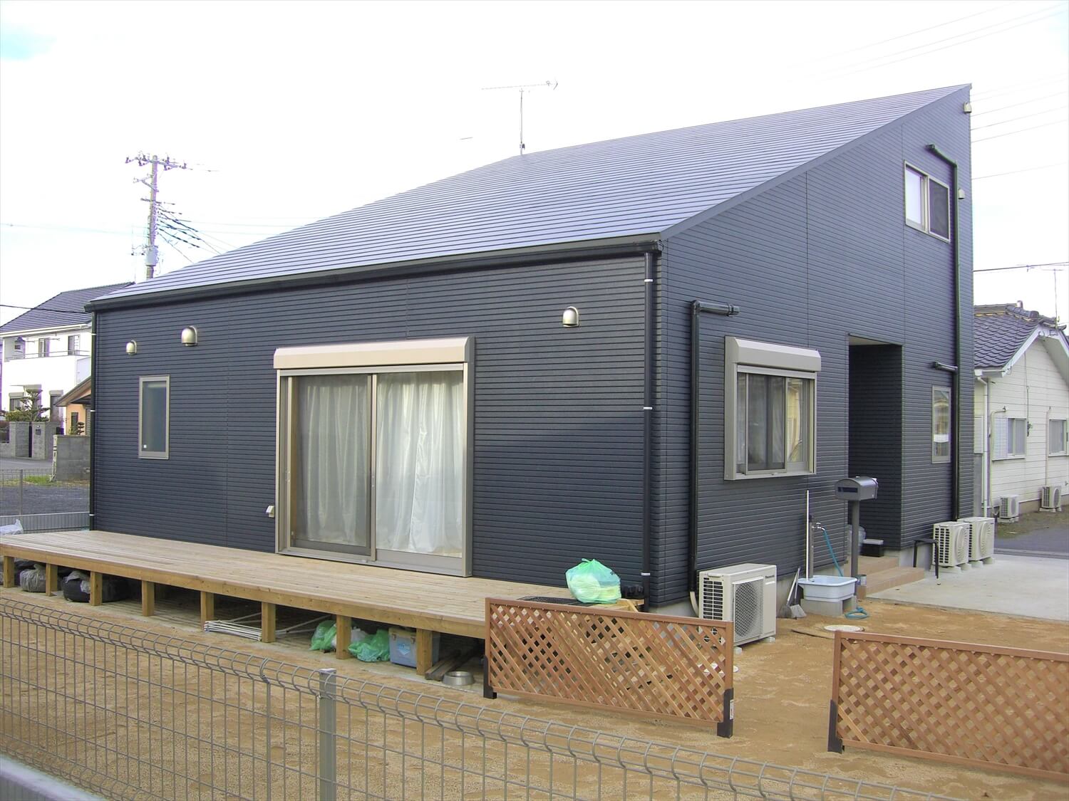 片流れ屋根のブラック二階建てのウッドデッキ｜ひたちなか市の注文住宅,ログハウスのような低価格住宅を建てるならエイ・ワン