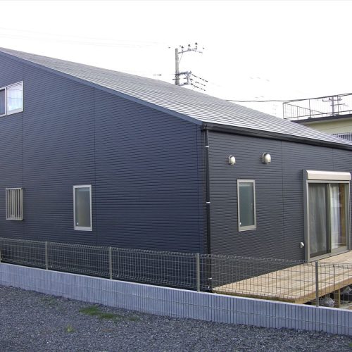 片流れ屋根のブラック二階建ての外観｜ひたちなか市の注文住宅,ログハウスのような低価格住宅を建てるならエイ・ワン