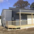 ウッドデッキとロフトのある平屋の外観正面｜水戸市の注文住宅,ログハウスのような低価格住宅を建てるならエイ・ワン