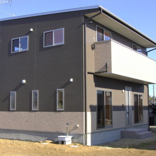 モダンな二階建ての外観｜水戸市の注文住宅,ログハウスのような低価格住宅を建てるならエイ・ワン