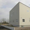 ホワイトカラーの二階建ての外観横｜那珂市の注文住宅,ログハウスのような低価格住宅を建てるならエイ・ワン