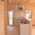 ホワイトカラーの二階建てのペニンシュラキッチン｜那珂市の注文住宅,ログハウスのような低価格住宅を建てるならエイ・ワン