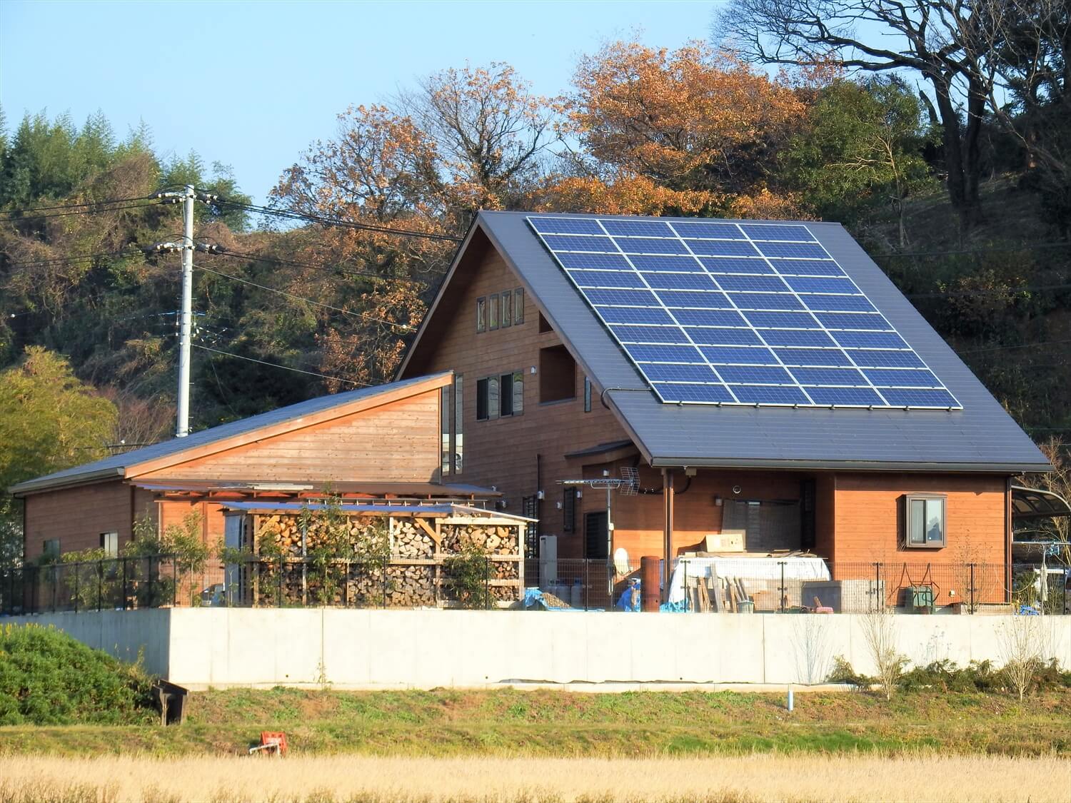 和室や薪ストーブのある二階建てログハウスの外観裏｜鉾田市の注文住宅,ログハウスのような低価格住宅を建てるならエイ・ワン