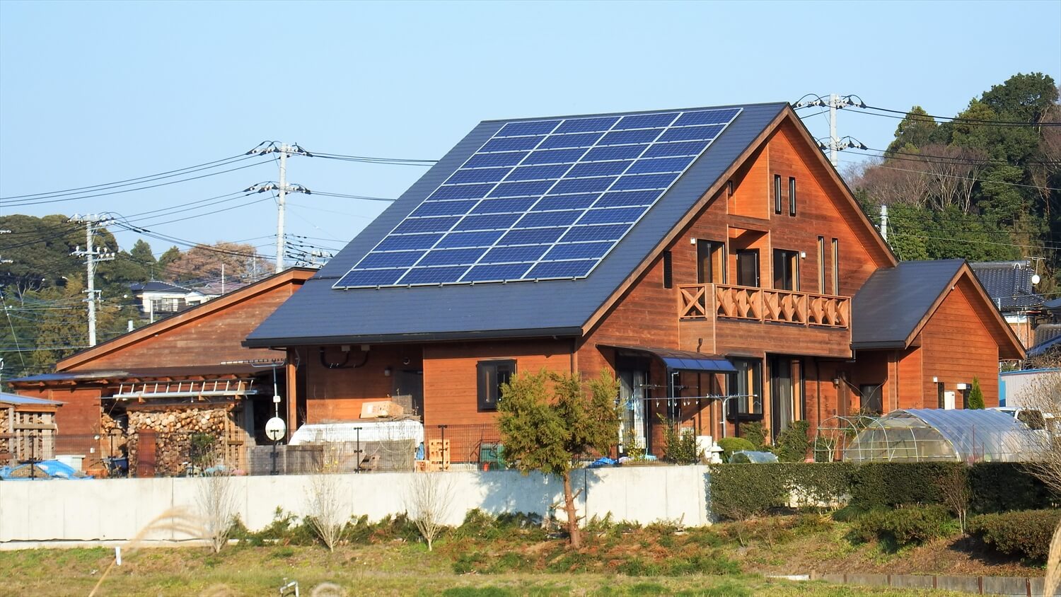 和室や薪ストーブのある二階建てログハウスの外観2｜鉾田市の注文住宅,ログハウスのような低価格住宅を建てるならエイ・ワン