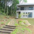 高台に建つ二階建ての外構｜石岡市の注文住宅,ログハウスのような低価格住宅を建てるならエイ・ワン