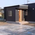 黒を基調とした平屋の外観｜栃木市の注文住宅,ログハウスのような低価格住宅を建てるならエイ・ワン