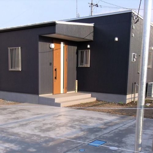 栃木市の平屋｜黒を基調とした無垢材住宅