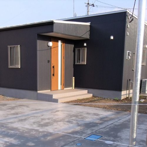 黒を基調とした平屋の外観｜栃木市の注文住宅,ログハウスのような低価格住宅を建てるならエイ・ワン