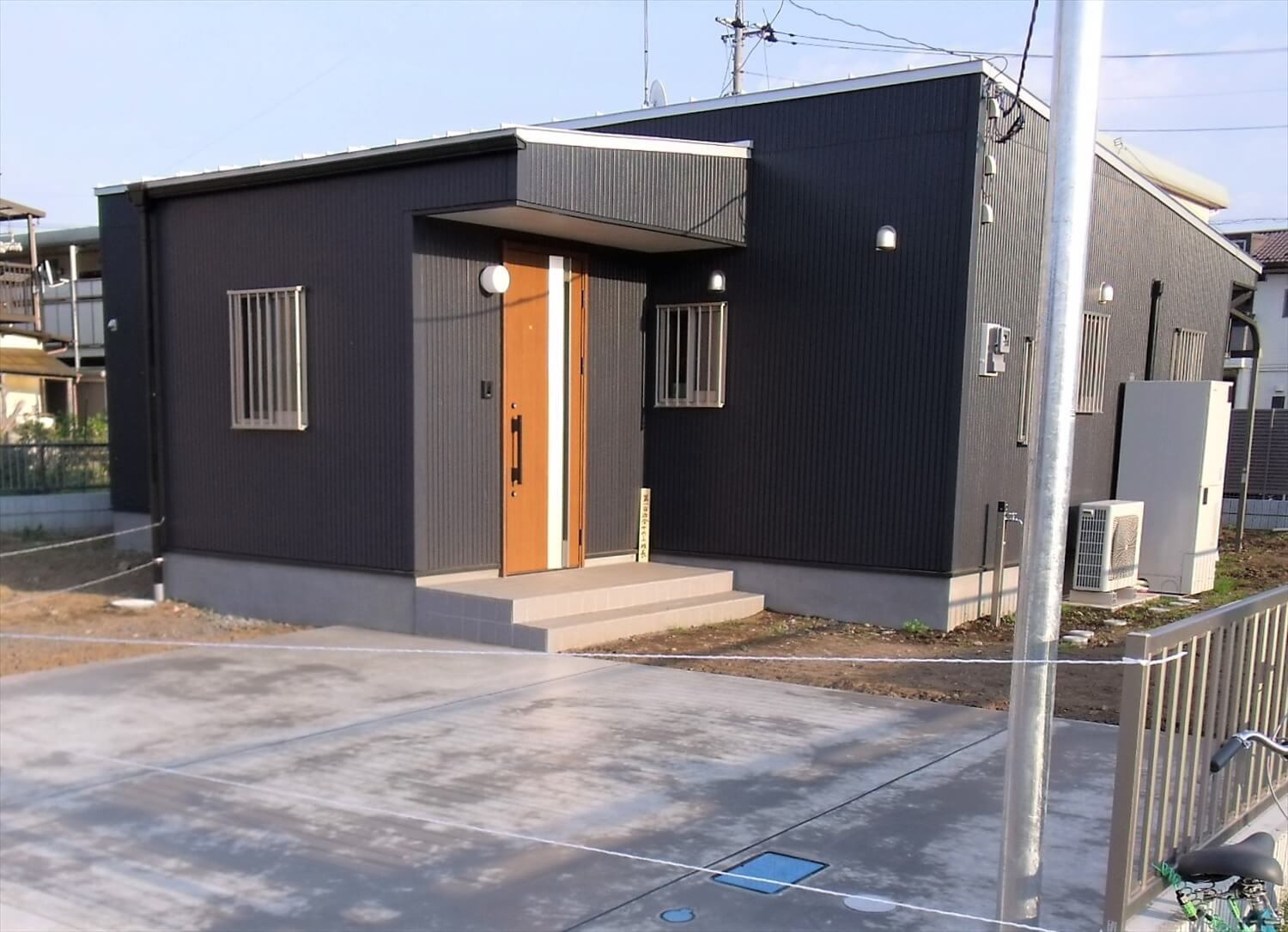 黒を基調とした平屋の外観｜栃木市の注文住宅,ログハウスのような低価格住宅を建てるならエイ・ワン