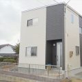 ホワイトとブラックの二階建ての外観正面｜仙台市の注文住宅,ログハウスのような低価格住宅を建てるならエイ・ワン