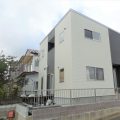 ホワイトとブラックの二階建ての外観横｜仙台市の注文住宅,ログハウスのような低価格住宅を建てるならエイ・ワン