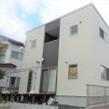ホワイトとブラックの二階建ての外観裏｜仙台市の注文住宅,ログハウスのような低価格住宅を建てるならエイ・ワン