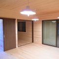 切妻屋根の平屋のリビング｜湖南市の注文住宅,ログハウスのような低価格住宅を建てるならエイ・ワン