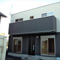 ホワイトとブラックカラーの二階建ての外観｜水戸市の注文住宅,ログハウスのような低価格住宅を建てるならエイ・ワン