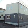 ホワイトとブラックカラーの二階建ての外観裏｜水戸市の注文住宅,ログハウスのような低価格住宅を建てるならエイ・ワン