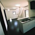 モノクロ二階建てのキッチン｜鉾田市の注文住宅,ログハウスのような低価格住宅を建てるならエイ・ワン