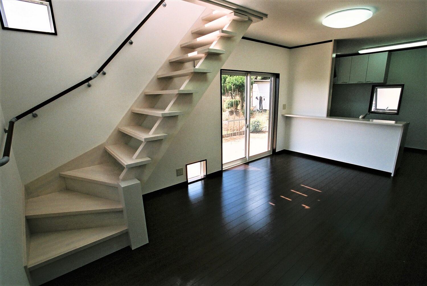 モノクロ二階建ての階段｜鉾田市の注文住宅,ログハウスのような低価格住宅を建てるならエイ・ワン