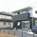 モノクロ外観の二階建て｜小美玉市の注文住宅,ログハウスのような低価格住宅を建てるならエイ・ワン