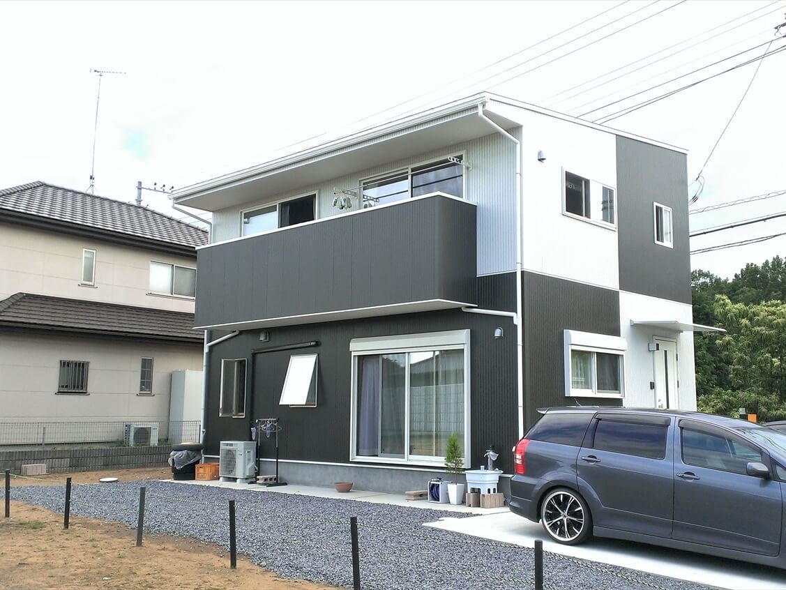 モノクロ外観の二階建て｜小美玉市の注文住宅,ログハウスのような低価格住宅を建てるならエイ・ワン