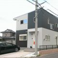 モノクロ外観の二階建ての正面｜小美玉市の注文住宅,ログハウスのような低価格住宅を建てるならエイ・ワン