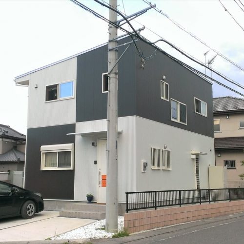 モノクロ外観の二階建ての正面｜小美玉市の注文住宅,ログハウスのような低価格住宅を建てるならエイ・ワン