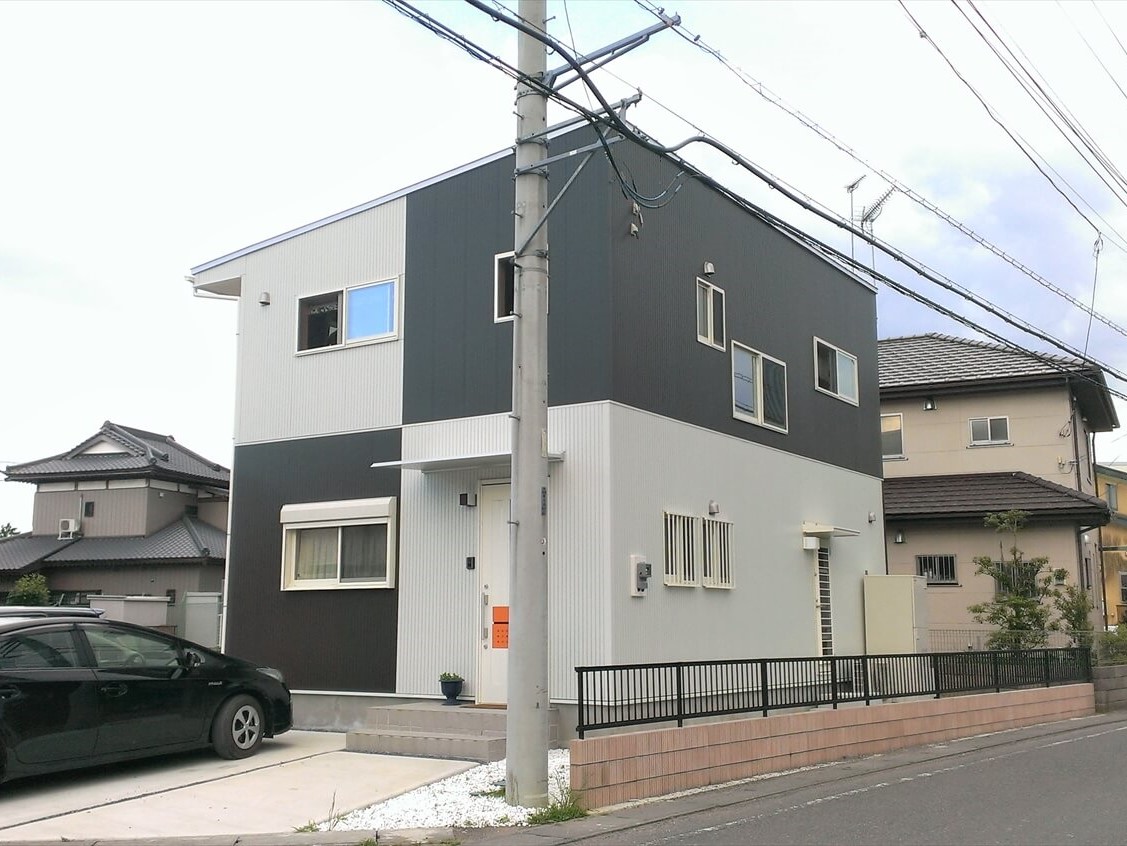 モノクロ外観の二階建ての正面｜小美玉市の注文住宅,ログハウスのような低価格住宅を建てるならエイ・ワン