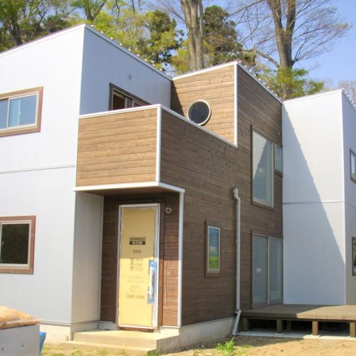 バルコニー付き二階建ての外観｜つくば市の注文住宅,ログハウスのような低価格住宅を建てるならエイ・ワン