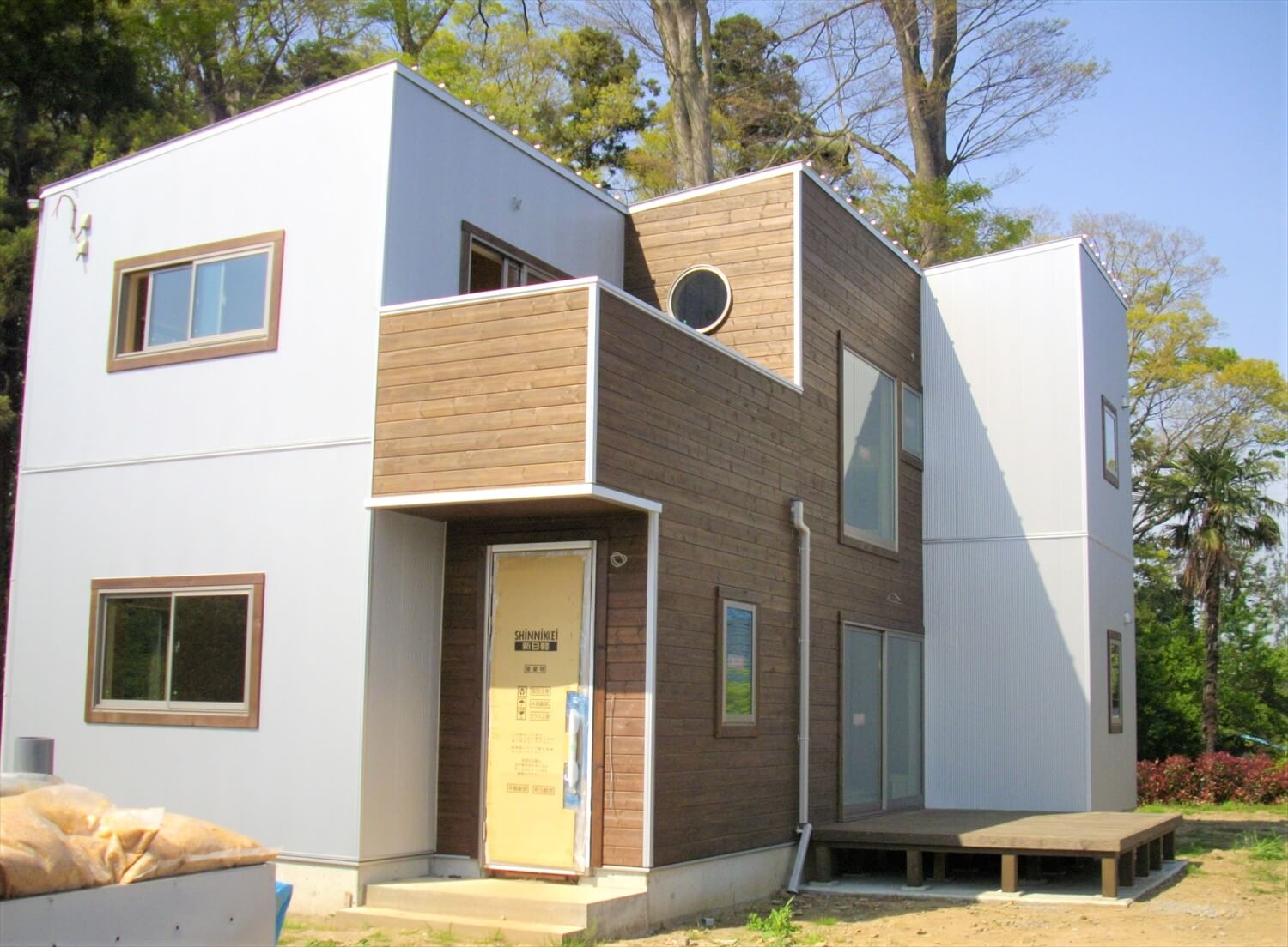 バルコニー付き二階建ての外観｜つくば市の注文住宅,ログハウスのような低価格住宅を建てるならエイ・ワン