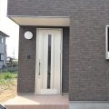 モダンな無垢材平屋の玄関｜水戸市の注文住宅,ログハウスのような低価格住宅を建てるならエイ・ワン