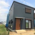 ウッドデッキ付き二階建ての外観正面｜宮代町の注文住宅,ログハウスのような低価格住宅を建てるならエイ・ワン