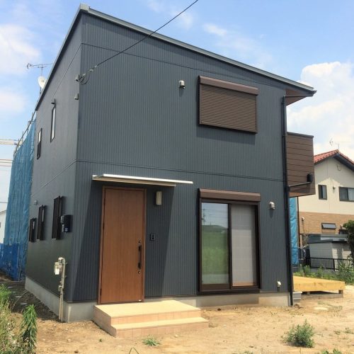 ウッドデッキ付き二階建ての外観正面｜宮代町の注文住宅,ログハウスのような低価格住宅を建てるならエイ・ワン