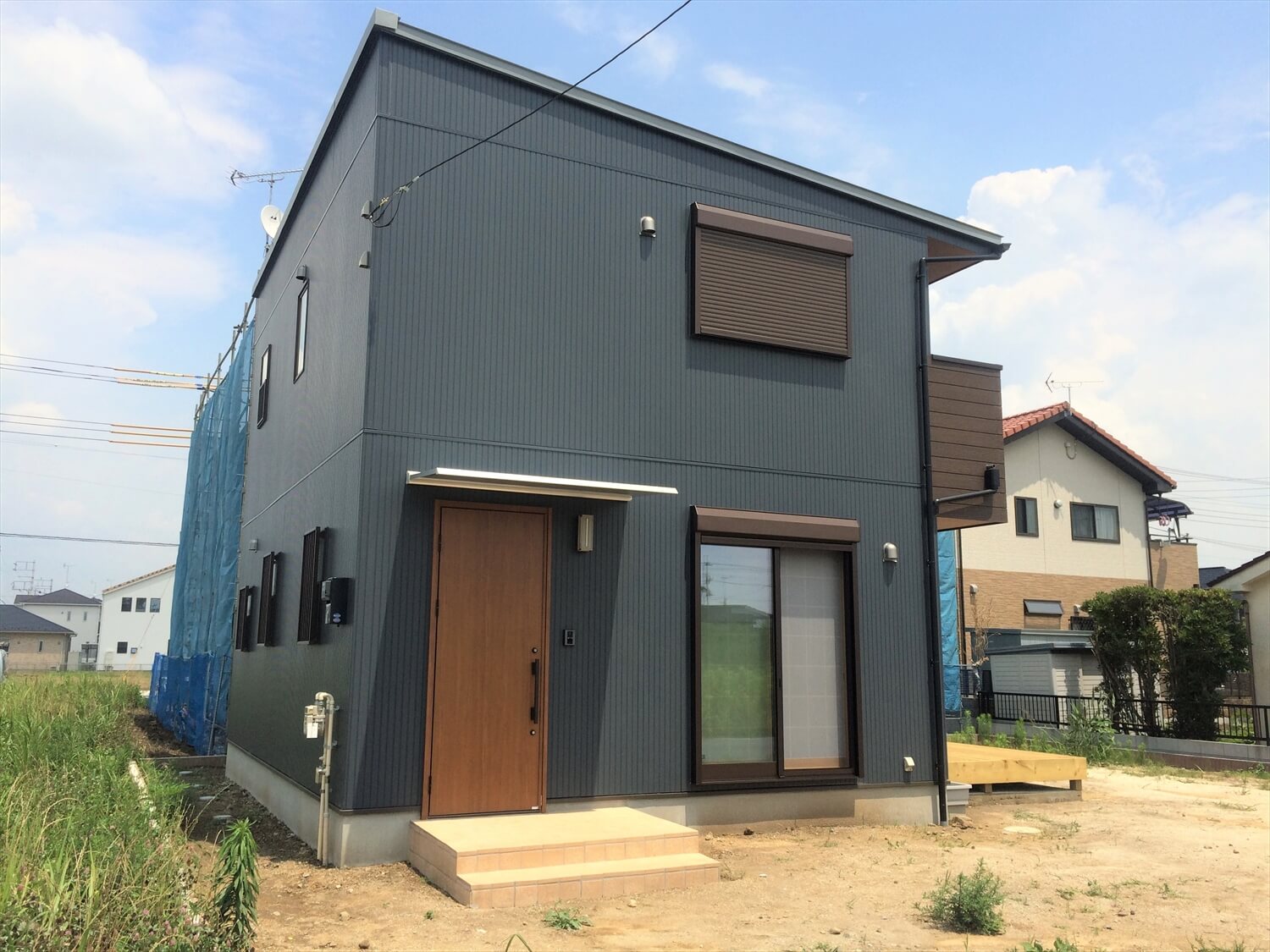 ウッドデッキ付き二階建ての外観正面｜宮代町の注文住宅,ログハウスのような低価格住宅を建てるならエイ・ワン