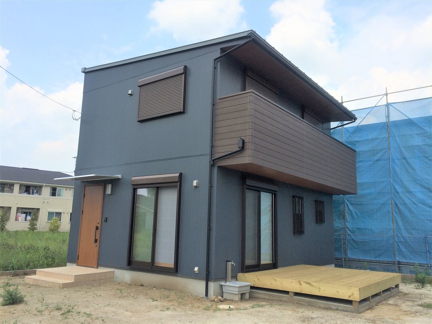 ウッドデッキ付き二階建ての外観斜め｜宮代町の注文住宅,ログハウスのような低価格住宅を建てるならエイ・ワン