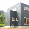 バルコニー付き二階建ての外観｜小美玉市の注文住宅,ログハウスのような低価格住宅を建てるならエイ・ワン