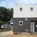 モノクロ二階建ての外観横｜鉾田市の注文住宅,ログハウスのような低価格住宅を建てるならエイ・ワン