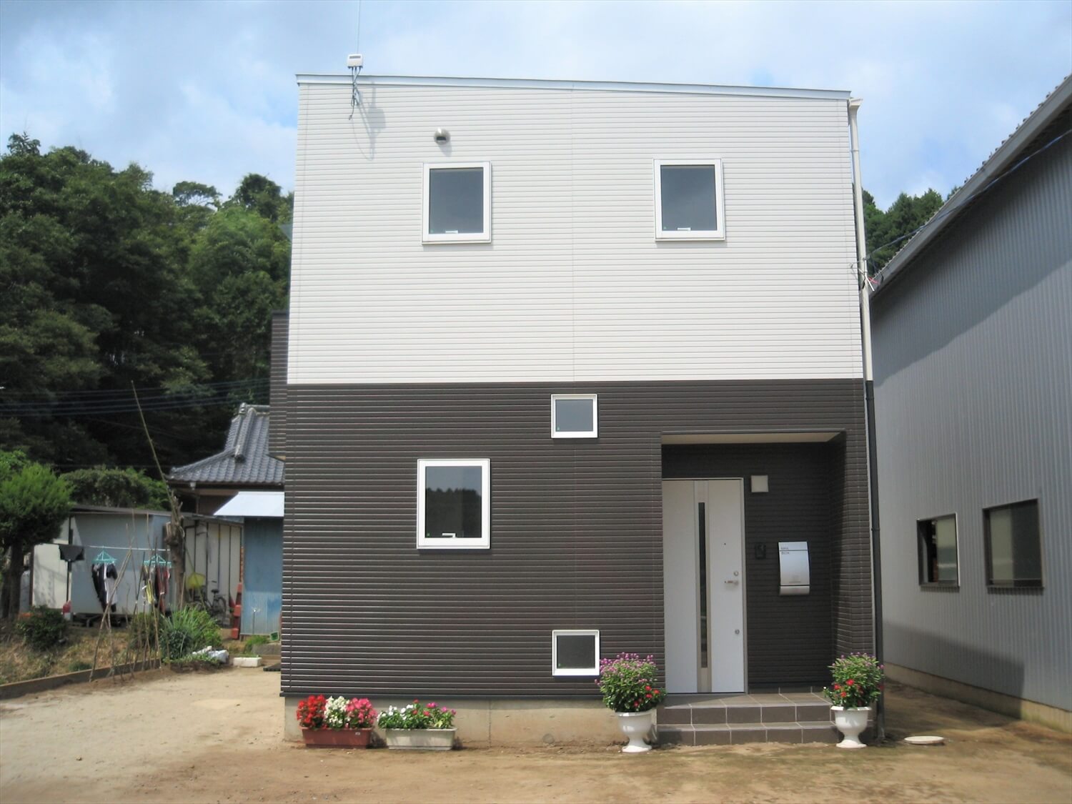 モノクロ二階建ての外観横｜鉾田市の注文住宅,ログハウスのような低価格住宅を建てるならエイ・ワン