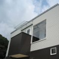 モノクロ二階建てのベランダ｜鉾田市の注文住宅,ログハウスのような低価格住宅を建てるならエイ・ワン