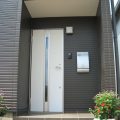 モノクロ二階建ての玄関｜鉾田市の注文住宅,ログハウスのような低価格住宅を建てるならエイ・ワン