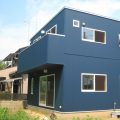 キューブ型の二階建ての外観｜笠間市の注文住宅,ログハウスのような低価格住宅を建てるならエイ・ワン