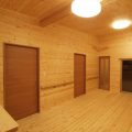 木目玄関の平屋のリビング｜宇都宮市の注文住宅,ログハウスのような低価格住宅を建てるならエイ・ワン