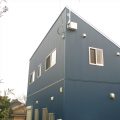 片流れ屋根の紺色住宅の外観横｜高崎市の注文住宅,ログハウスのような低価格住宅を建てるならエイ・ワン