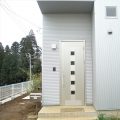 ホワイト外観の二階建ての玄関｜八街市の注文住宅,ログハウスのような低価格住宅を建てるならエイ・ワン