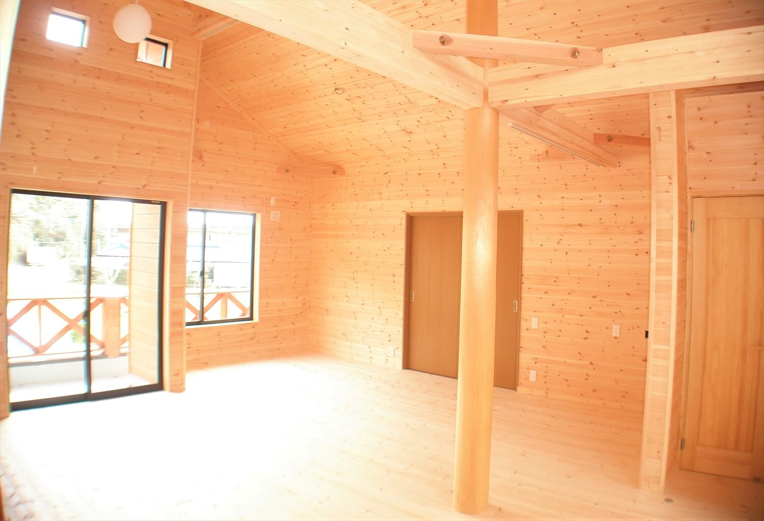 和室や薪ストーブのある二階建てログハウスの居室｜鉾田市の注文住宅,ログハウスのような低価格住宅を建てるならエイ・ワン