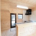 屋根の形が特徴的な二階建てのキッチンカウンター｜行方市の注文住宅,ログハウスのような低価格住宅を建てるならエイ・ワン