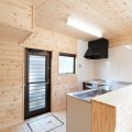 屋根の形が特徴的な二階建ての勝手口｜行方市の注文住宅,ログハウスのような低価格住宅を建てるならエイ・ワン